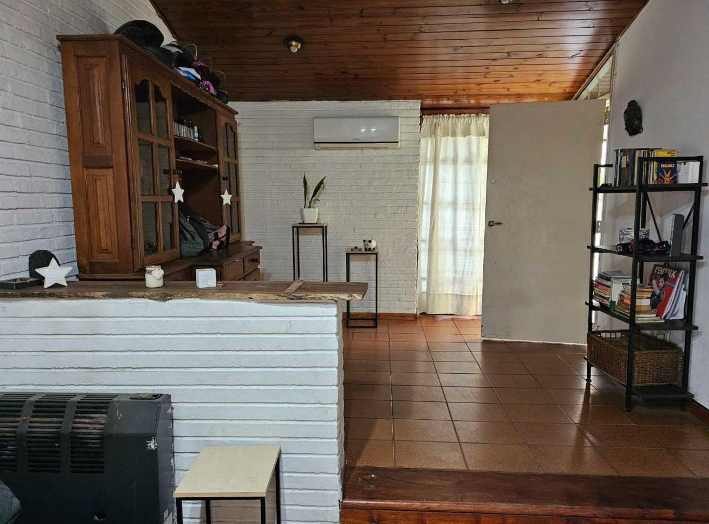 Foto de CASTELAR VENTA CASA 4 AMBIENTES 2 BAÑOS Y PARQUE, imagen 4