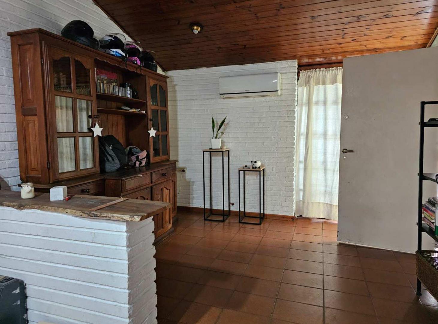 Foto de CASTELAR VENTA CASA 4 AMBIENTES 2 BAÑOS Y PARQUE, imagen 5