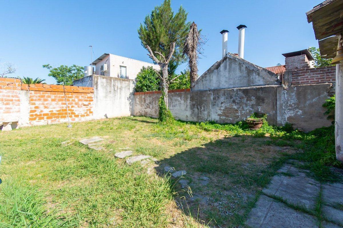 Foto de CASA EN VENTA 3 AMBIENTES A REFACCIONAR CASTELAR, imagen 3