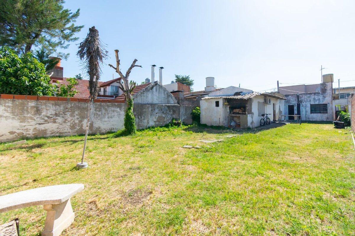 Foto de CASA EN VENTA 3 AMBIENTES A REFACCIONAR CASTELAR, imagen 1