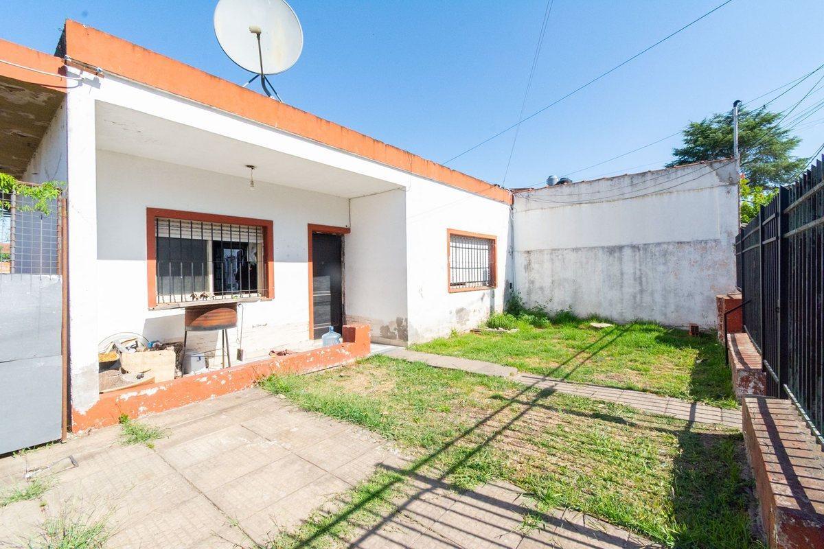 Foto de CASA EN VENTA 3 AMBIENTES A REFACCIONAR CASTELAR, imagen 2