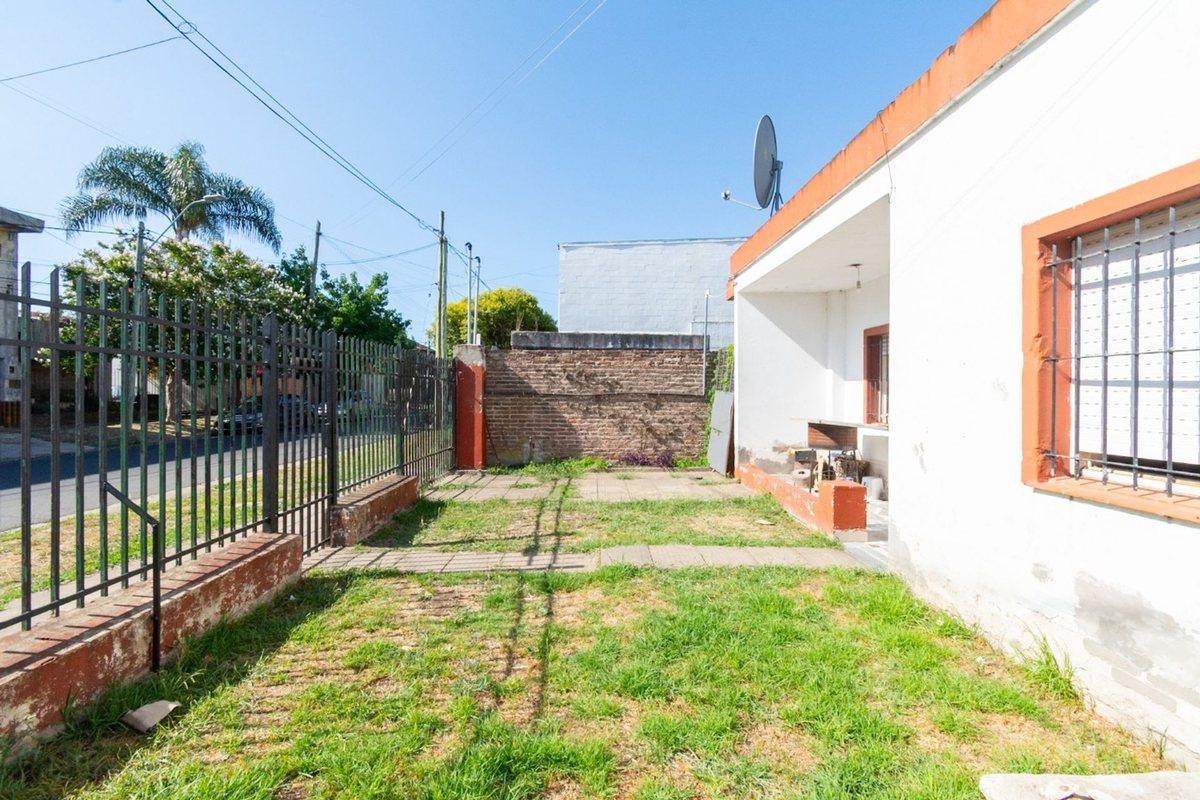 Foto de CASA EN VENTA 3 AMBIENTES A REFACCIONAR CASTELAR, imagen 5
