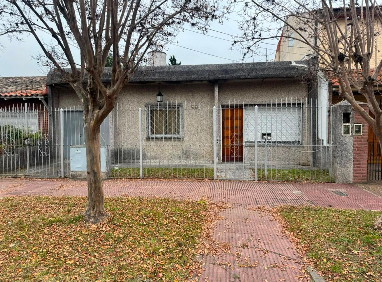 Foto de CASA EN VENTA CON JARDIN Y QUINCHO. WILDE, imagen 4