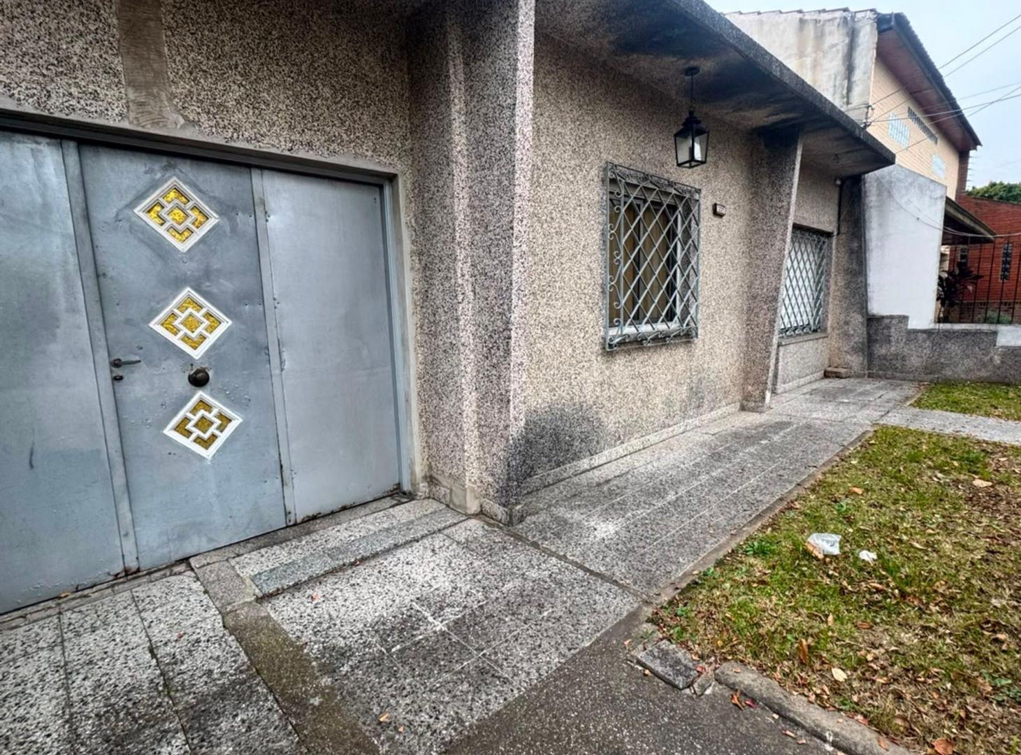 Foto de CASA EN VENTA CON JARDIN Y QUINCHO. WILDE, imagen 2