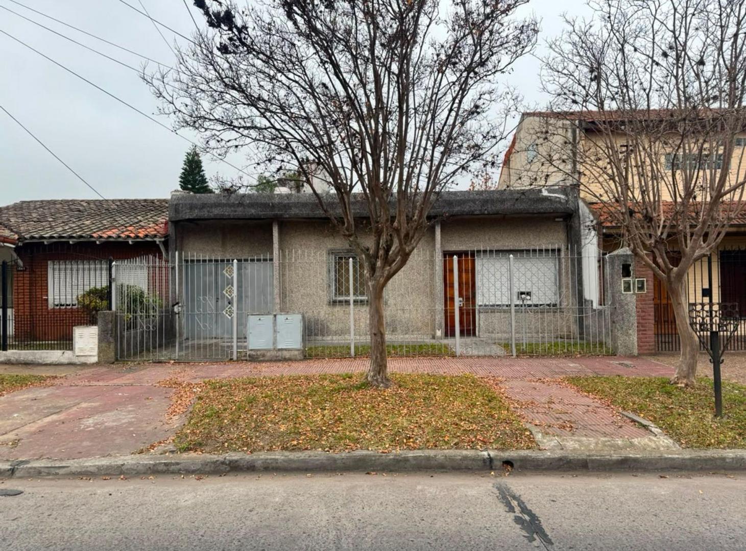 Foto de CASA EN VENTA CON JARDIN Y QUINCHO. WILDE, imagen 1