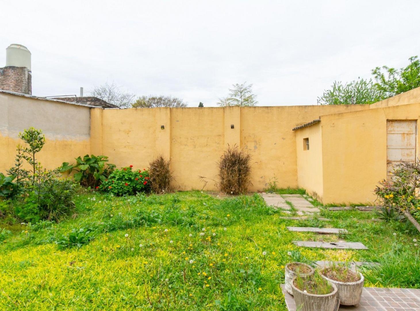 Foto de CASA EN VENTA CON COCHERA Y JARDIN. CASTELAR, imagen 2