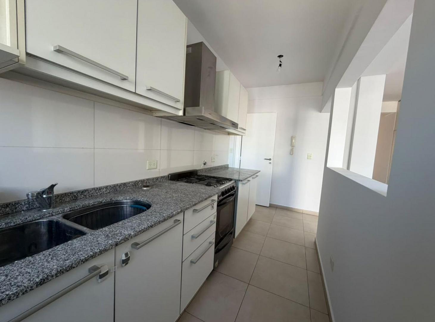 Foto de VENTA DEPARTAMENTO CUATRO AMBIENTES COCHERA MORON, imagen 4