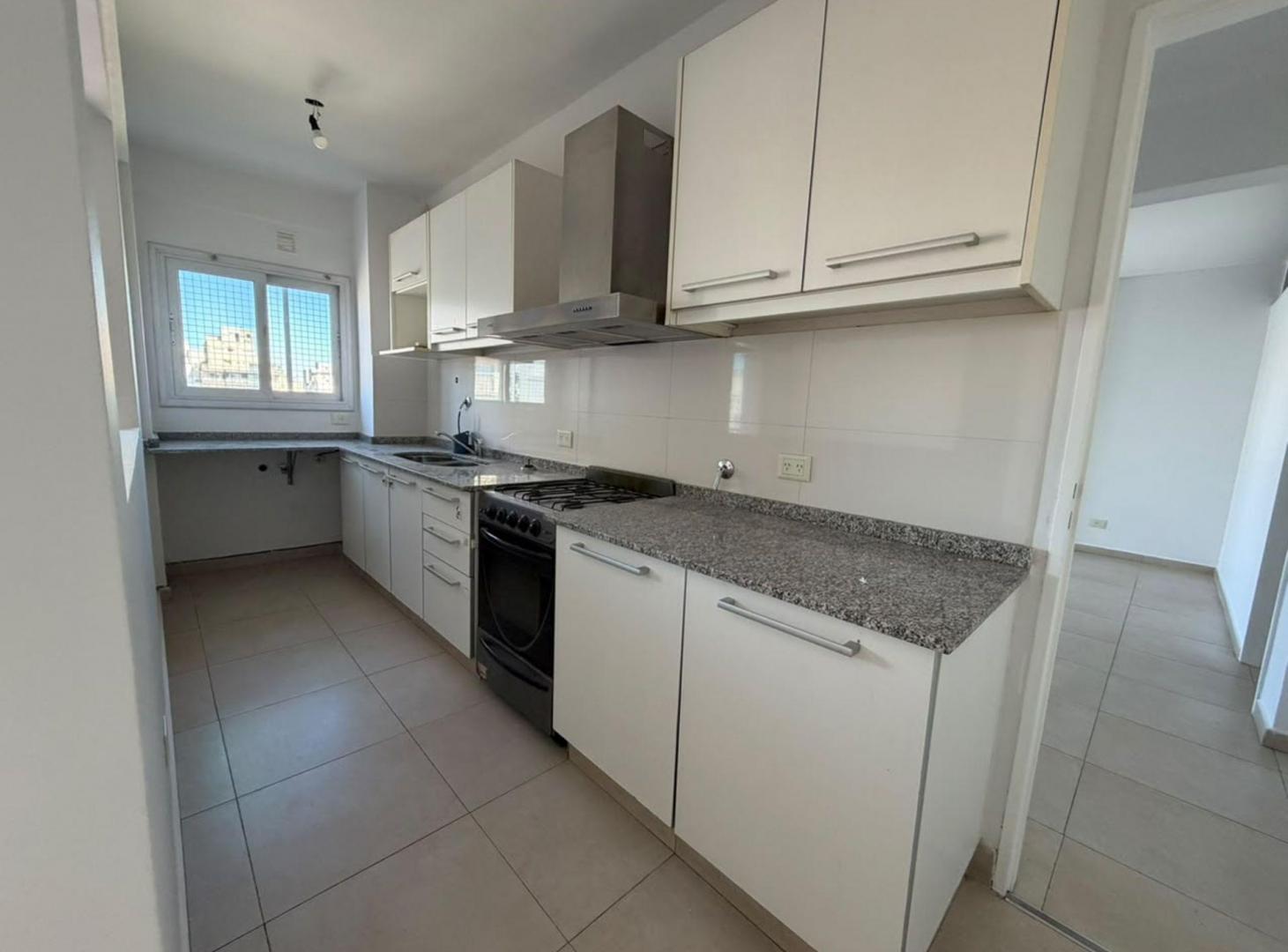 Foto de VENTA DEPARTAMENTO CUATRO AMBIENTES COCHERA MORON, imagen 2