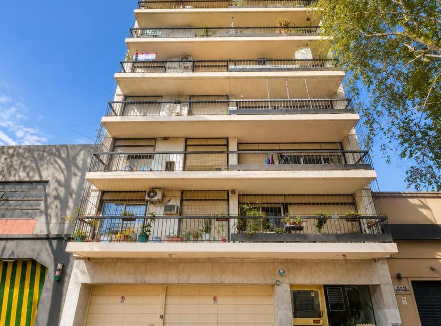Foto de VENTA DEPARTAMENTO 3 AMB FLORES COCHERA/BAULERA, imagen 2