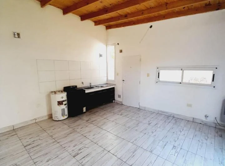 Alquiler de Departamento de 1 dormitorio con patio en 40 e/ 27 y 28 de La Plata. 2