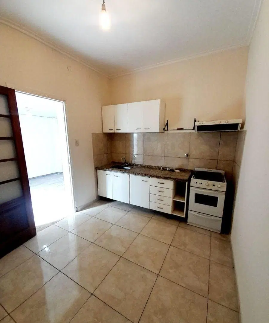 Casa en Alquiler de 2 dormitorios en calle 68 Esq. 119, de La Plata. 3