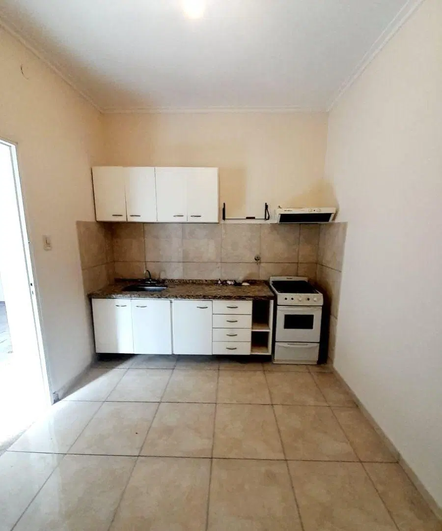 Casa en Alquiler de 2 dormitorios en calle 68 Esq. 119, de La Plata. 2
