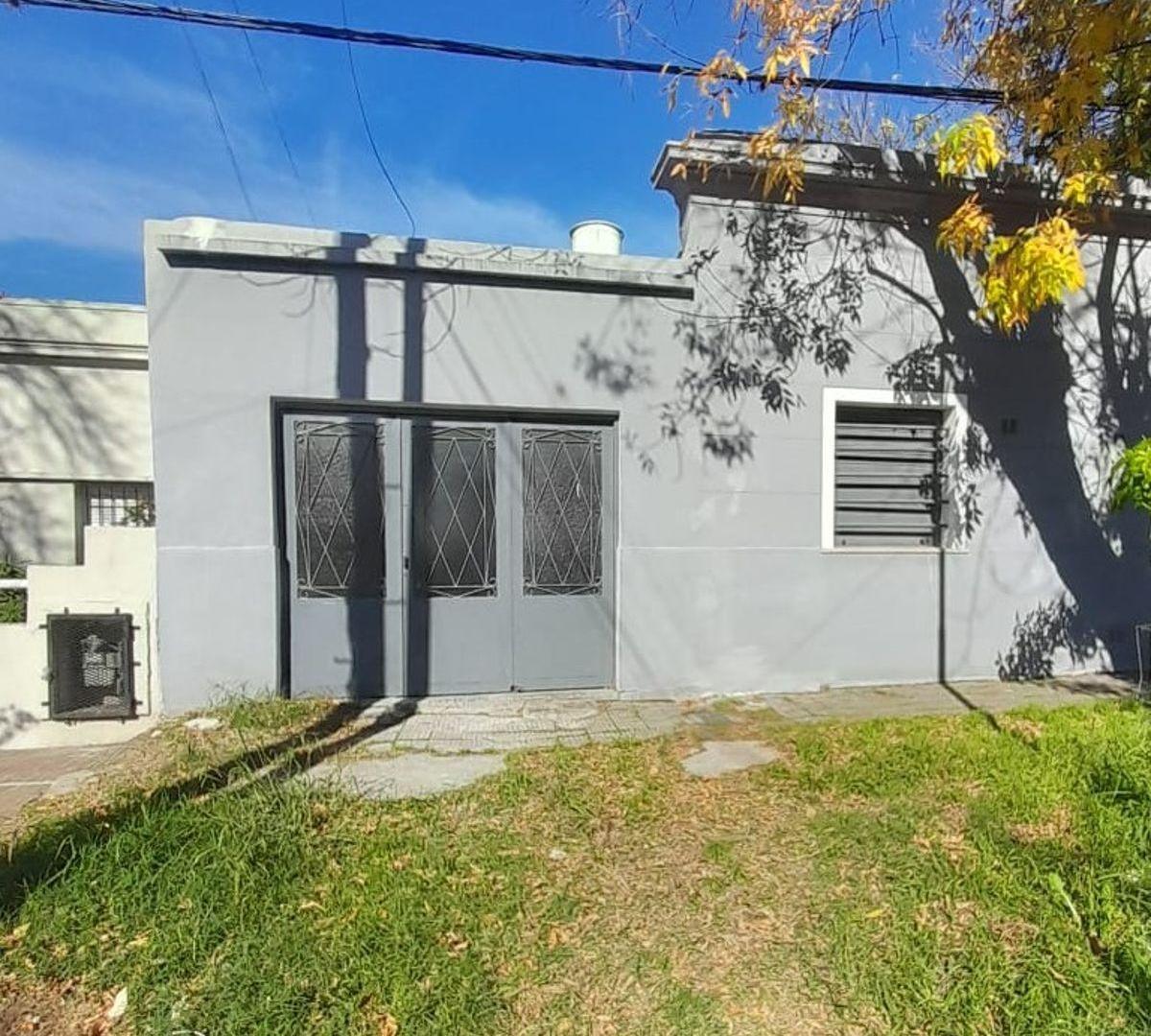 Casa en Alquiler de 2 dormitorios en calle 68 Esq. 119, de La Plata.
