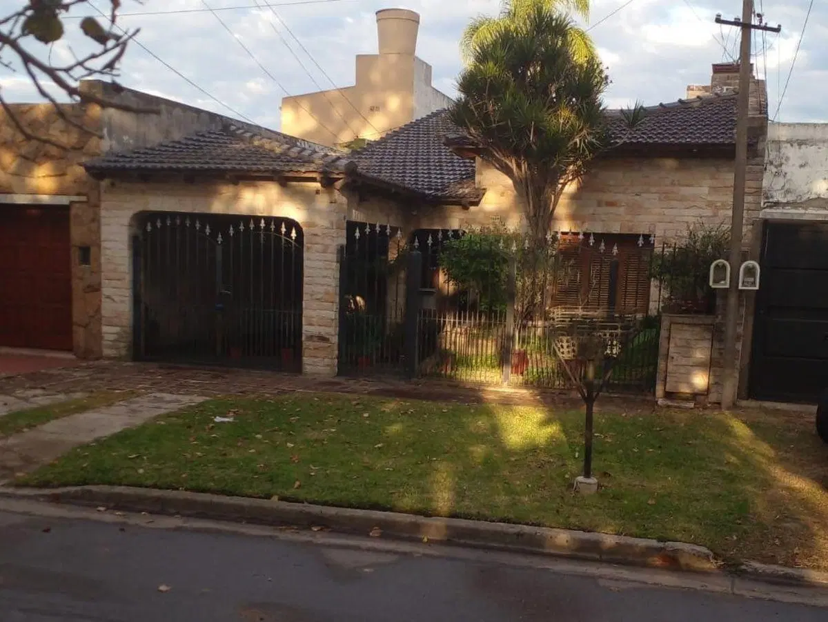 Casa en Venta mas departamento en block en calle 50 e/ 133 y 134 de La Plata. 2