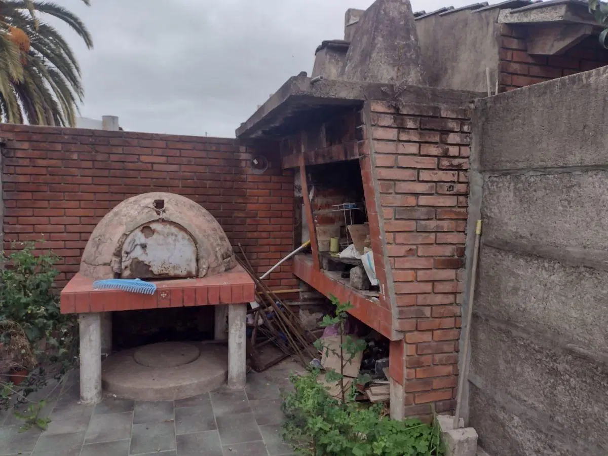 Casa en Venta mas departamento en block en calle 50 e/ 133 y 134 de La Plata. 3