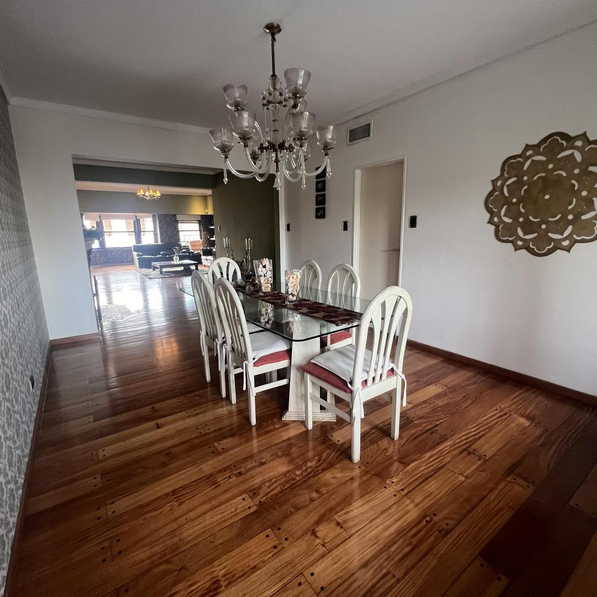 Venta casa 9 ambientes 3 plantas con quincho y pileta en Ramos