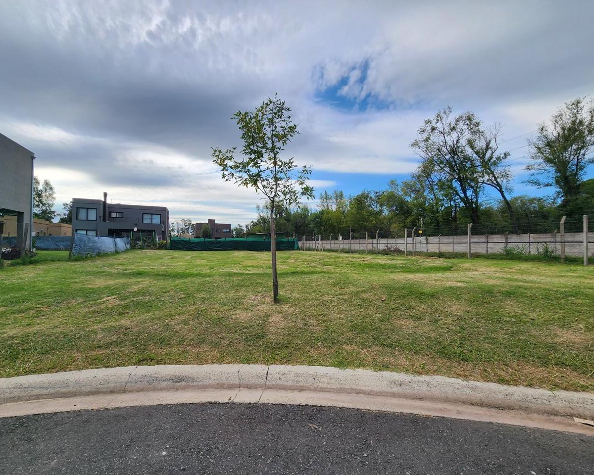 Venta lote central 476mts2 en Barrio Privado Santo Tomás