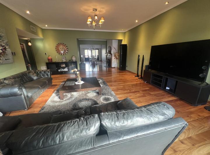 Venta casa 9 ambientes 3 plantas con quincho y pileta en Ramos 3