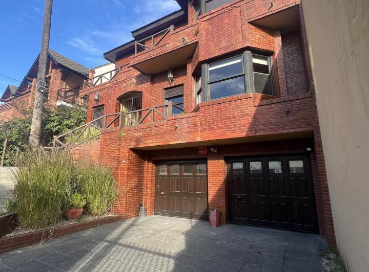 Venta casa 9 ambientes 3 plantas con quincho y pileta en Ramos 1