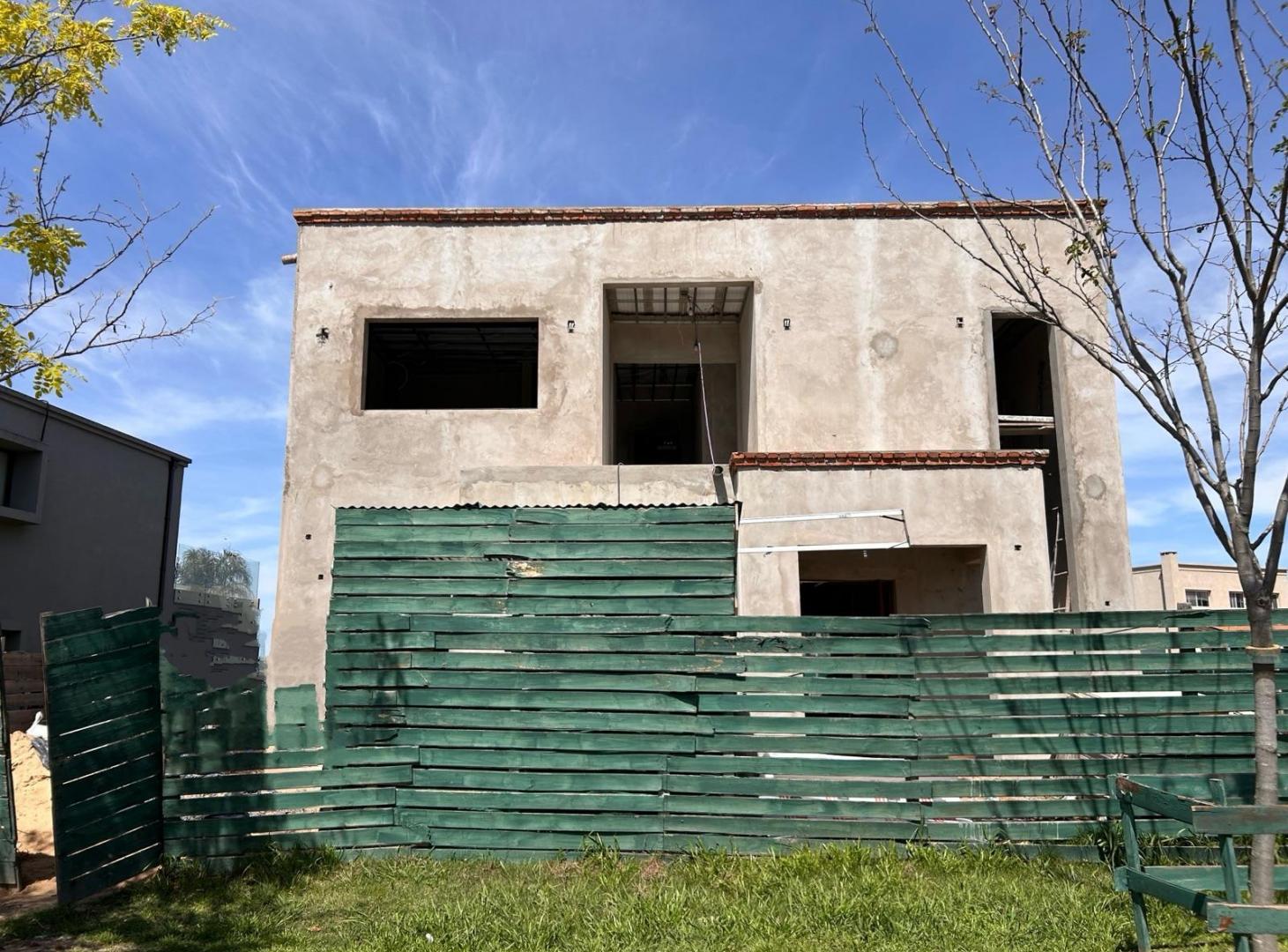 Venta Casa 5 ambientes con pileta - Barrio Santo Tomás