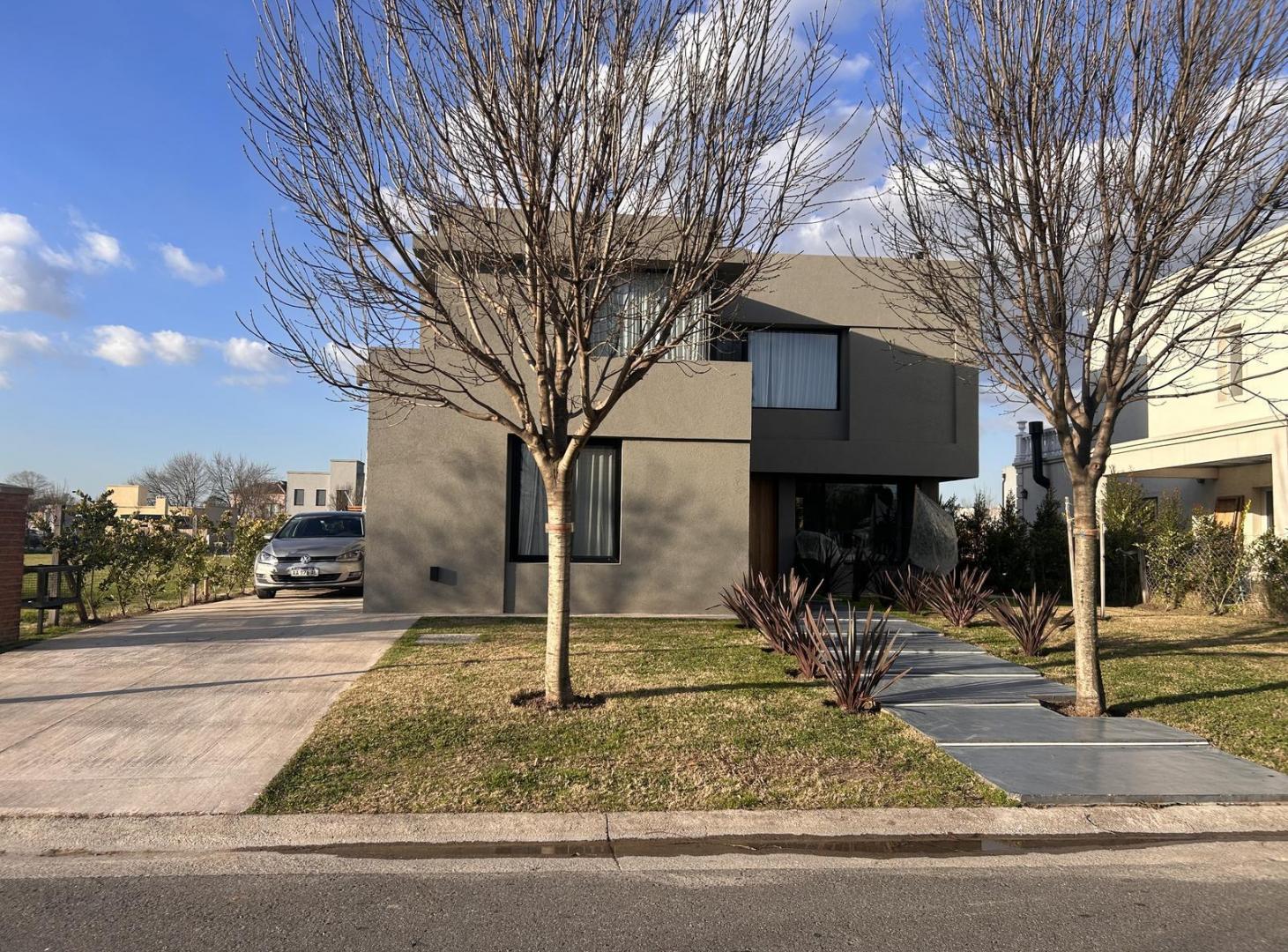 VENTA CASA 6 AMBIENTES CON PILETA - BARRIO SANTO TOMAS