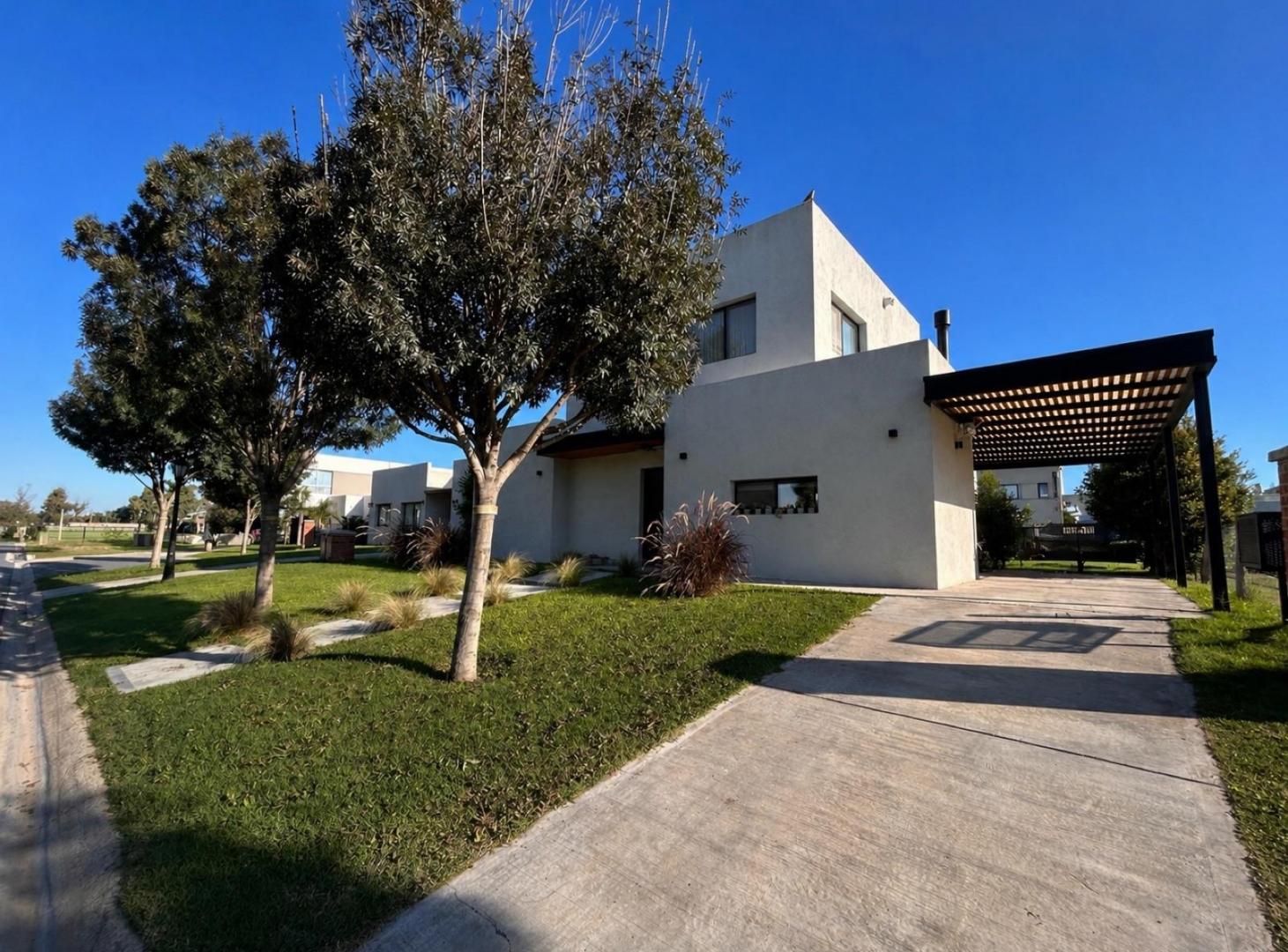Alquiler Permanente - Casa 4 ambientes con Pileta Barrio Santo Tomás Pilar