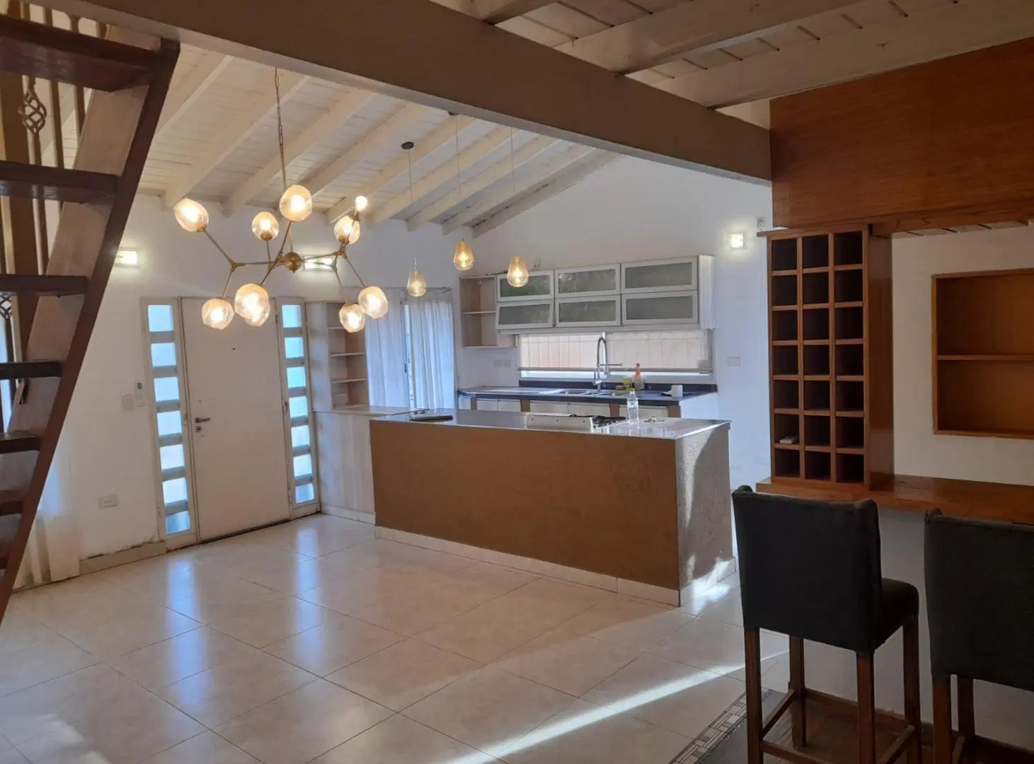 ALQUILER casa de 6 Amb, 5 habitaciones, 3 baños, piscina c/parrilla, cochera 2 vehiculos 2