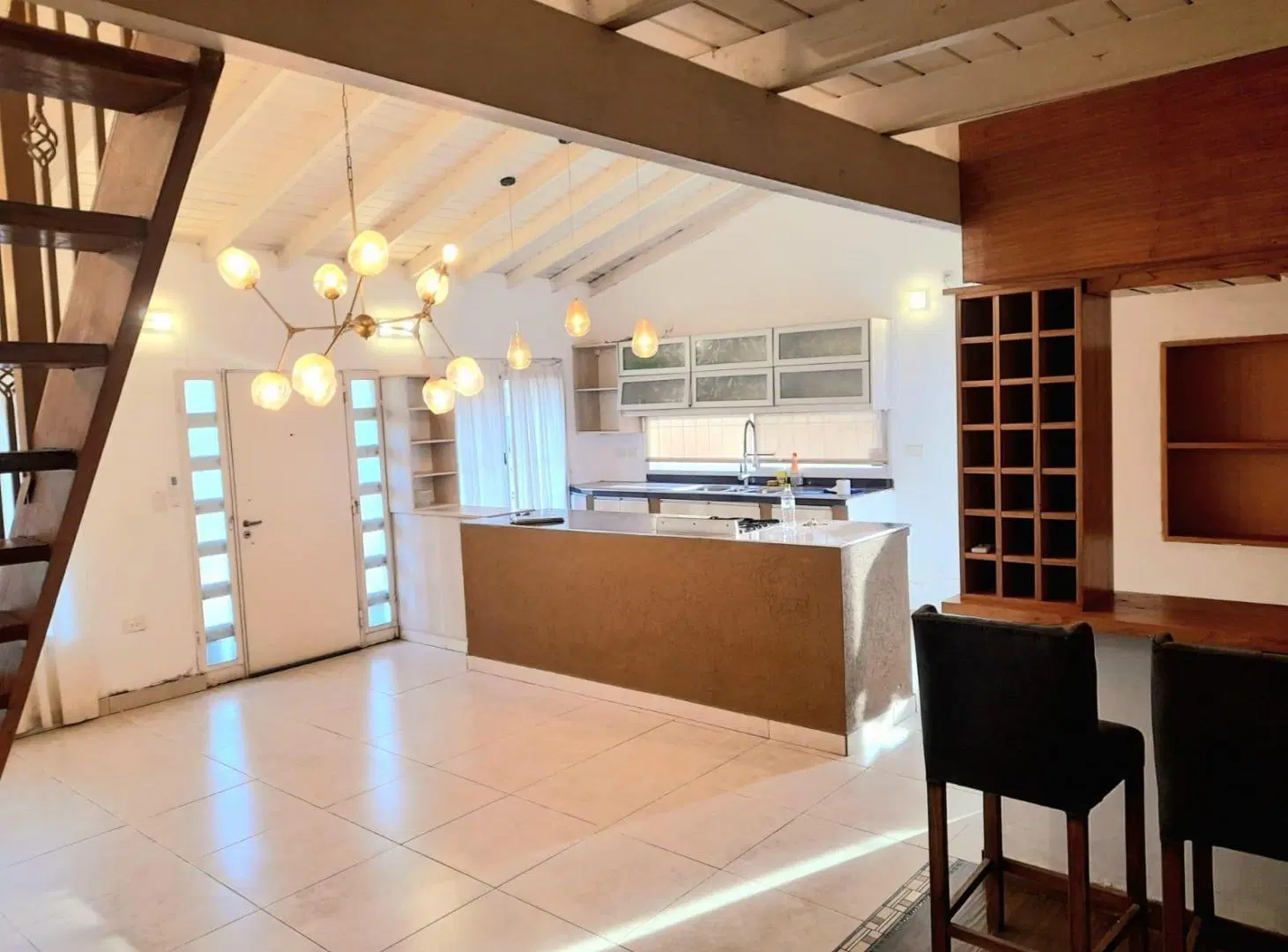 ALQUILER casa de 6 Amb, 5 habitaciones, 3 baños, piscina c/parrilla, cochera 2 vehiculos 5