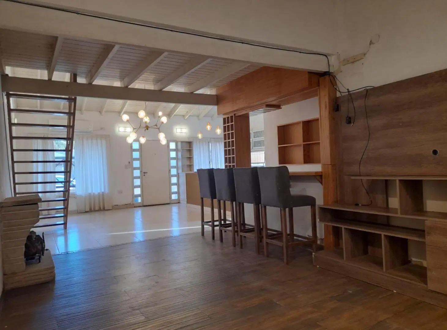 ALQUILER casa de 6 Amb, 5 habitaciones, 3 baños, piscina c/parrilla, cochera 2 vehiculos 3