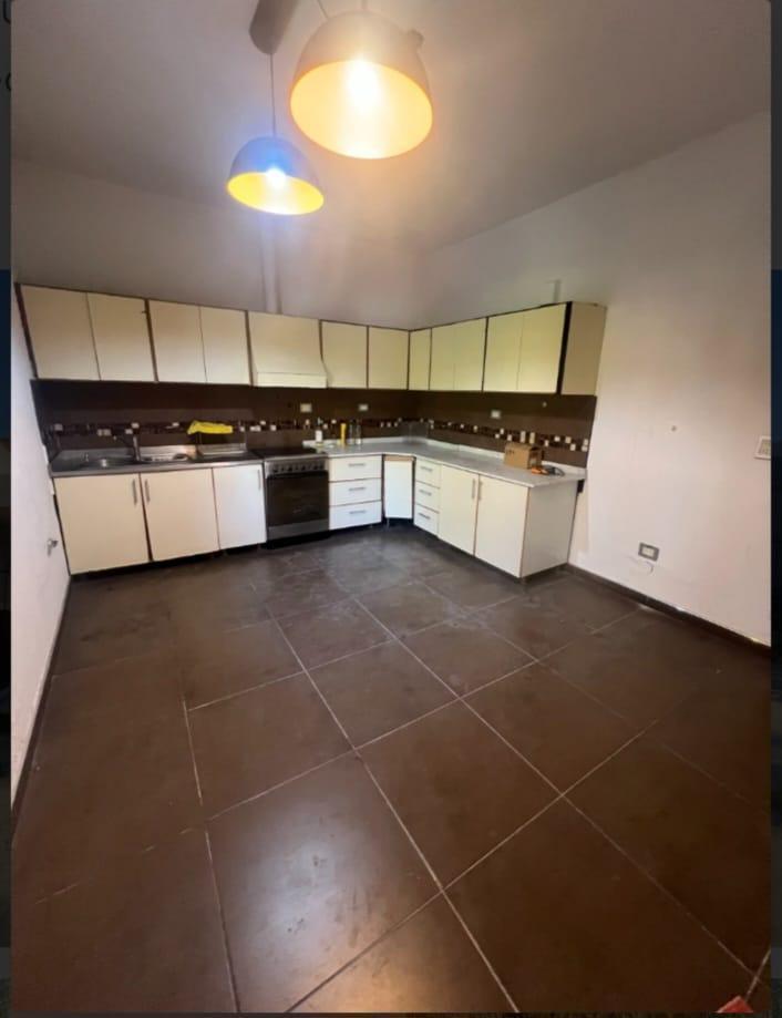 Foto de Venta casa 5 ambientes cochera y pileta - Quilmes Oeste, imagen 5