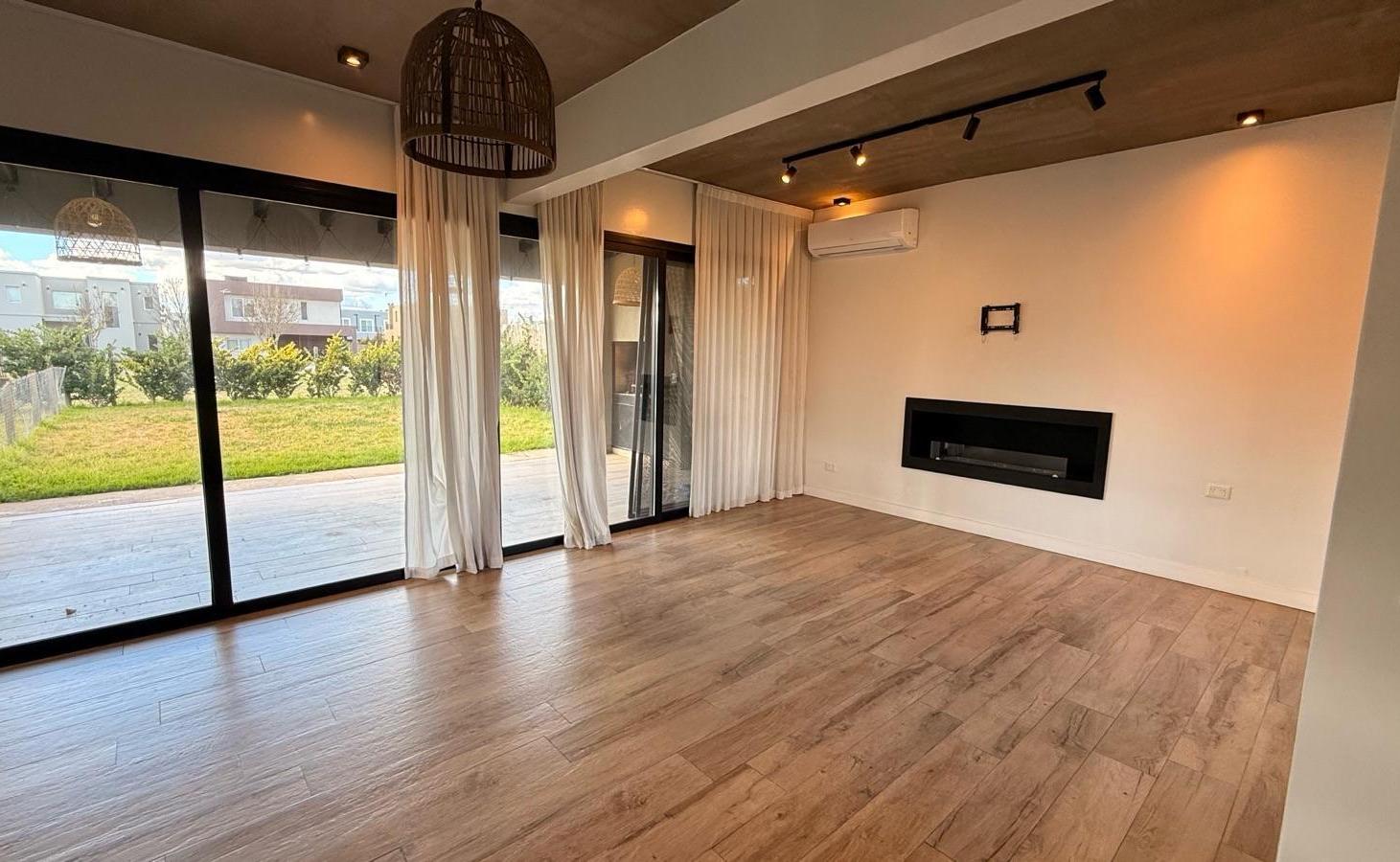 Foto de VENTA CASA 6 AMBIENTES CON PILETA - BARRIO SANTO TOMAS PILAR. ACEPTA, imagen 3