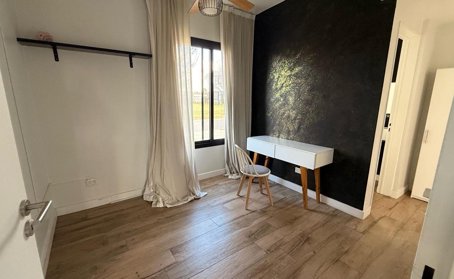 Foto de VENTA CASA 6 AMBIENTES CON PILETA - BARRIO SANTO TOMAS PILAR. ACEPTA, imagen 2