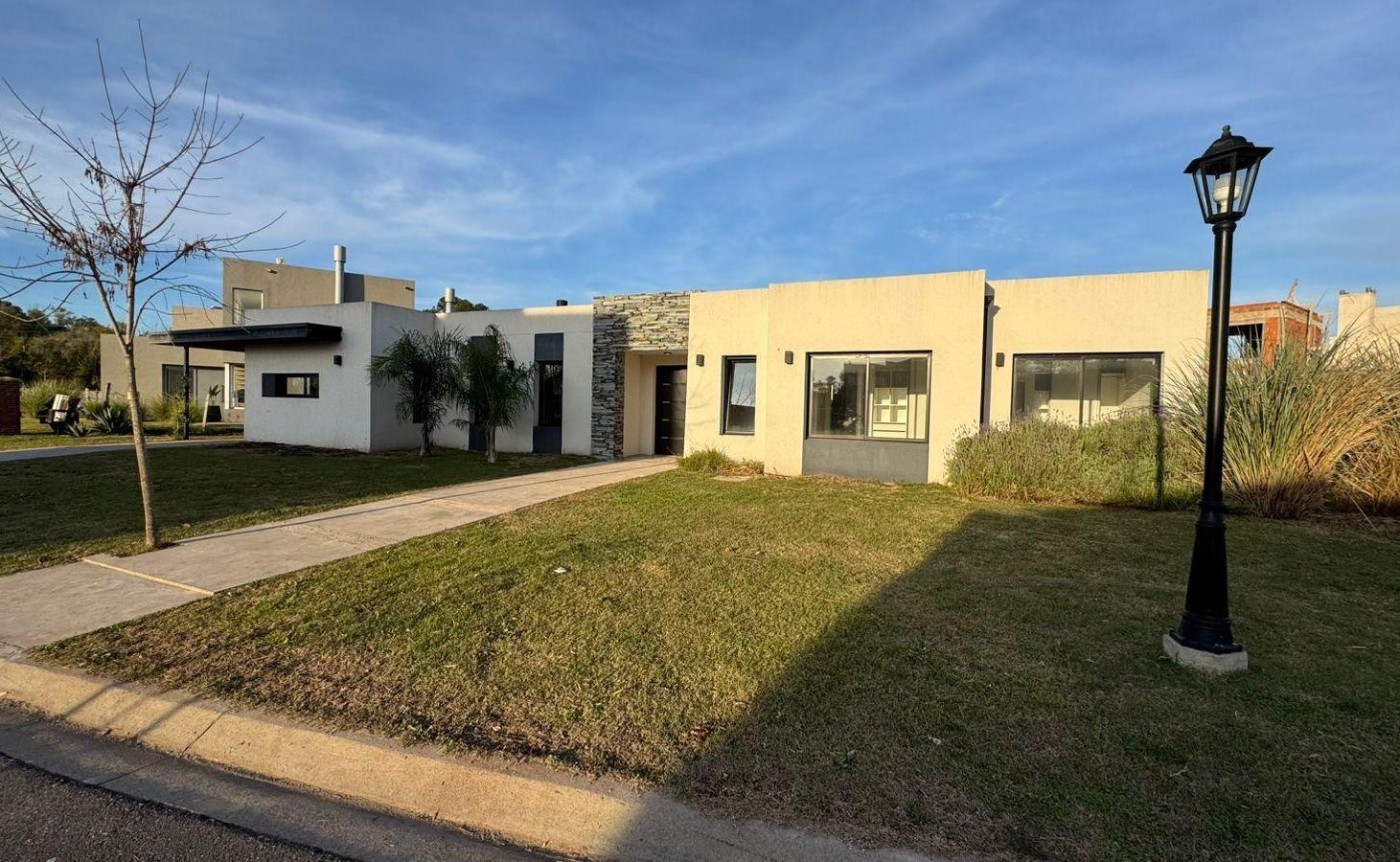 Foto de VENTA CASA 4 AMBIENTES - BARRIO SANTO TOMAS, imagen 1