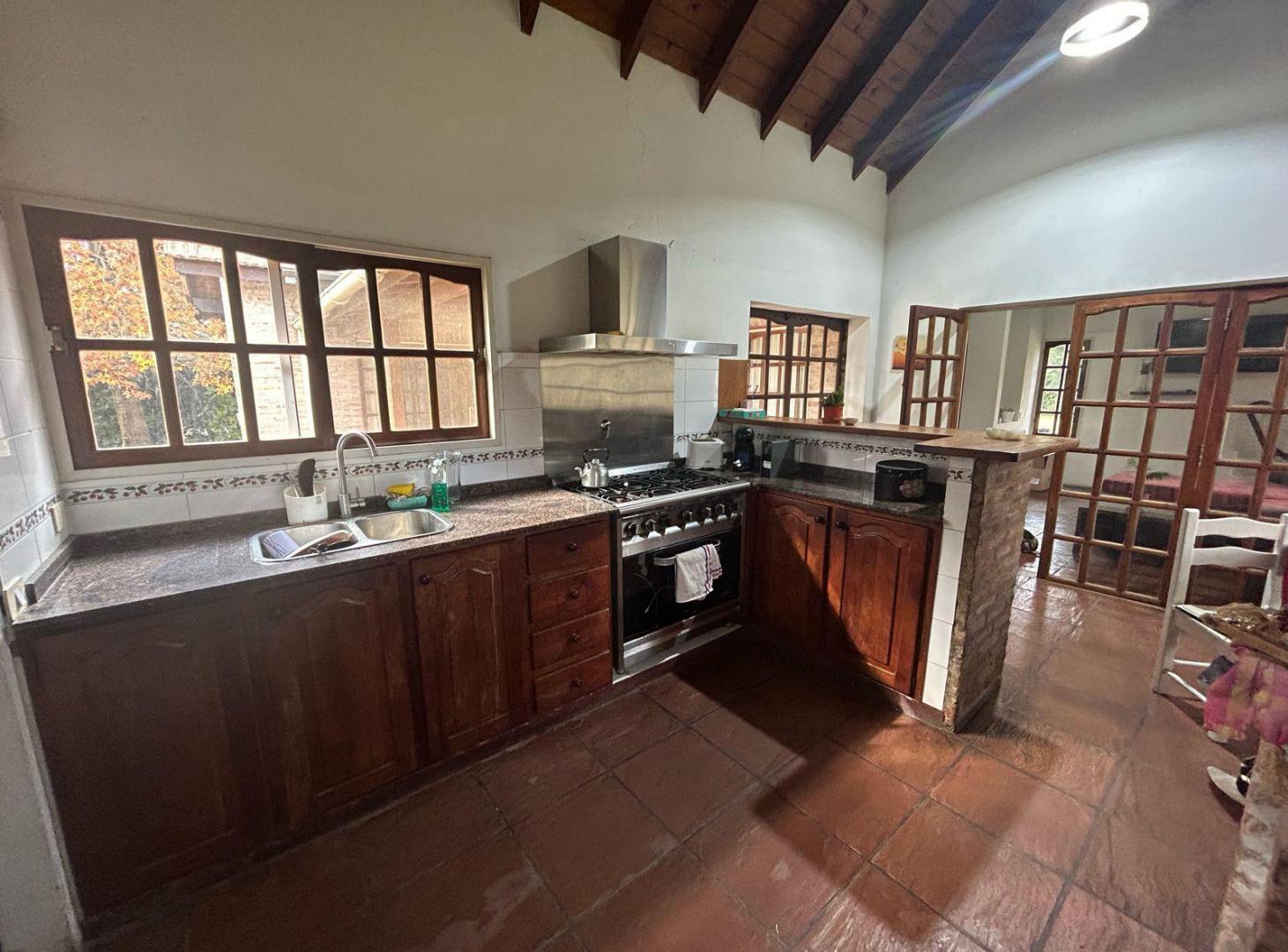 Foto de Venta casa 5 ambientes con galeria y pileta - Barrio Parque Peró, Del, imagen 5