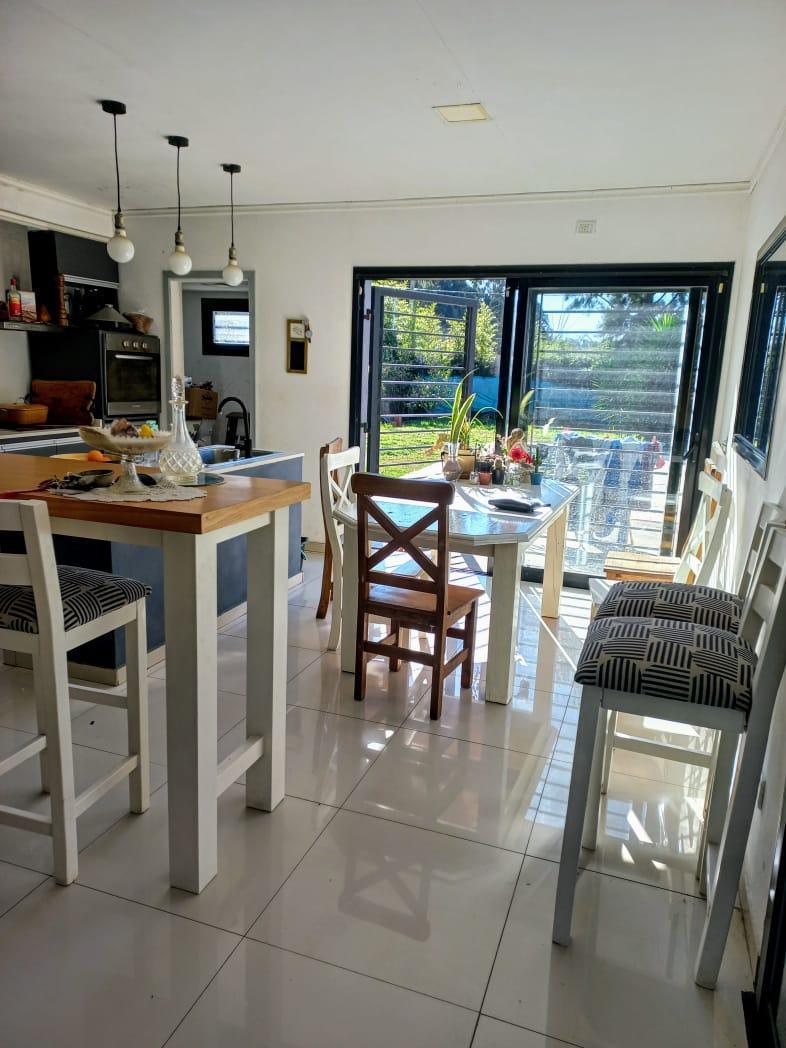 Foto de Venta casa 4 ambientes con pileta en barrio Tipas Blancas - Yei Porá, imagen 2