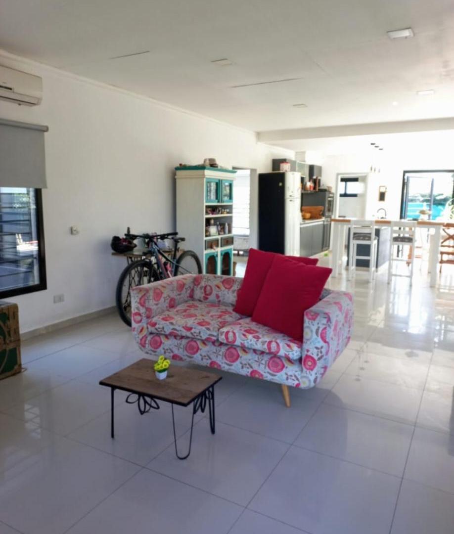 Foto de Venta casa 4 ambientes con pileta en barrio Tipas Blancas - Yei Porá, imagen 4