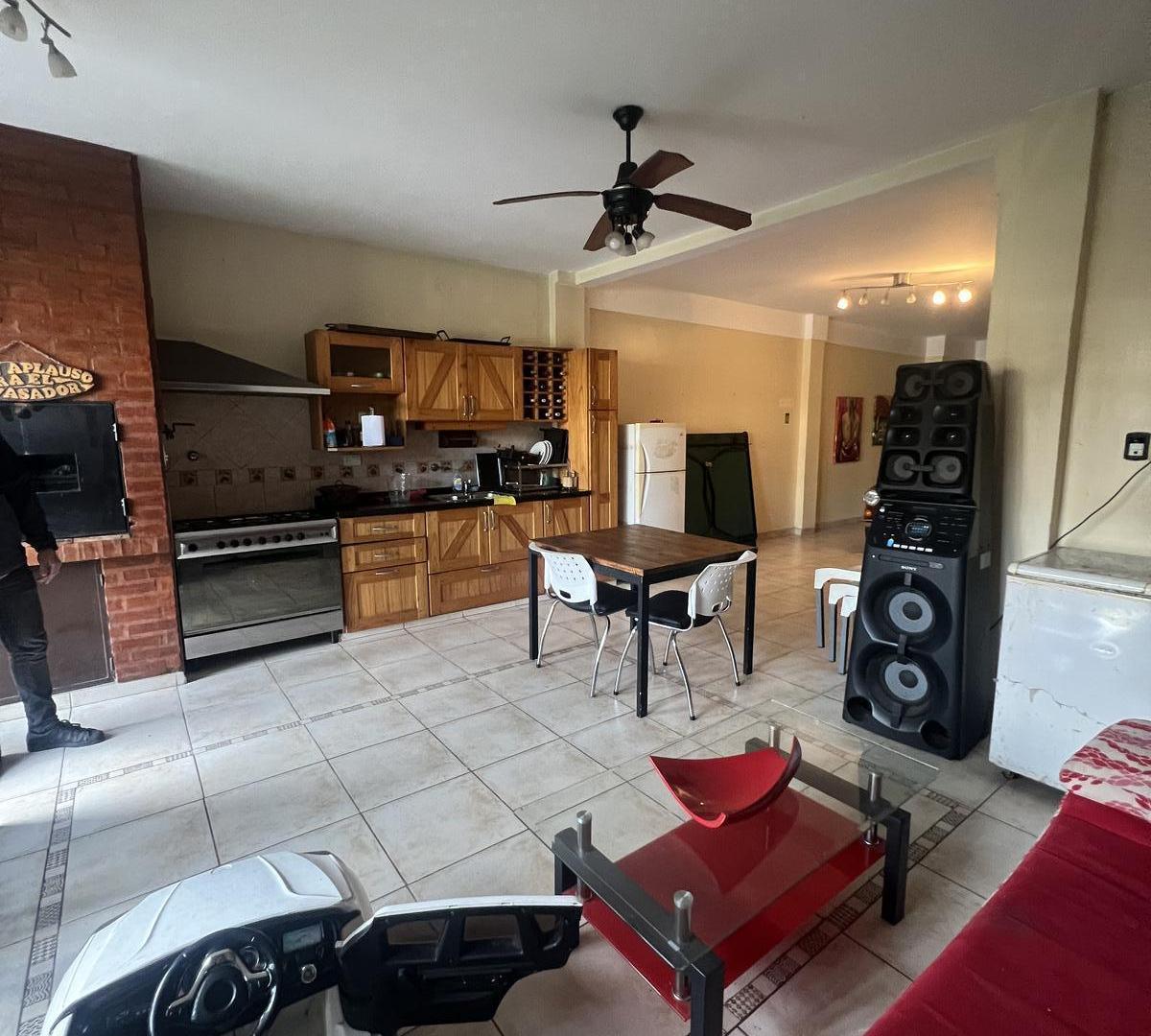 Foto de Venta casa 9 ambientes 3 plantas con quincho y pileta en Villa, imagen 3