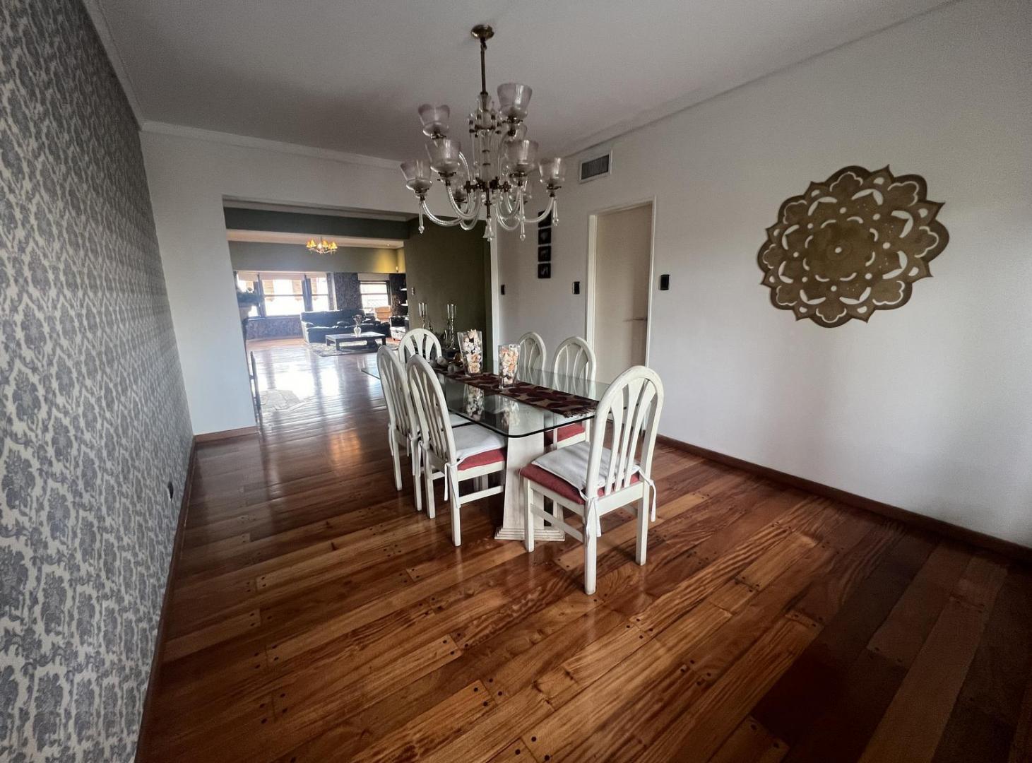 Foto de Venta casa 9 ambientes 3 plantas con quincho y pileta en Villa, imagen 4