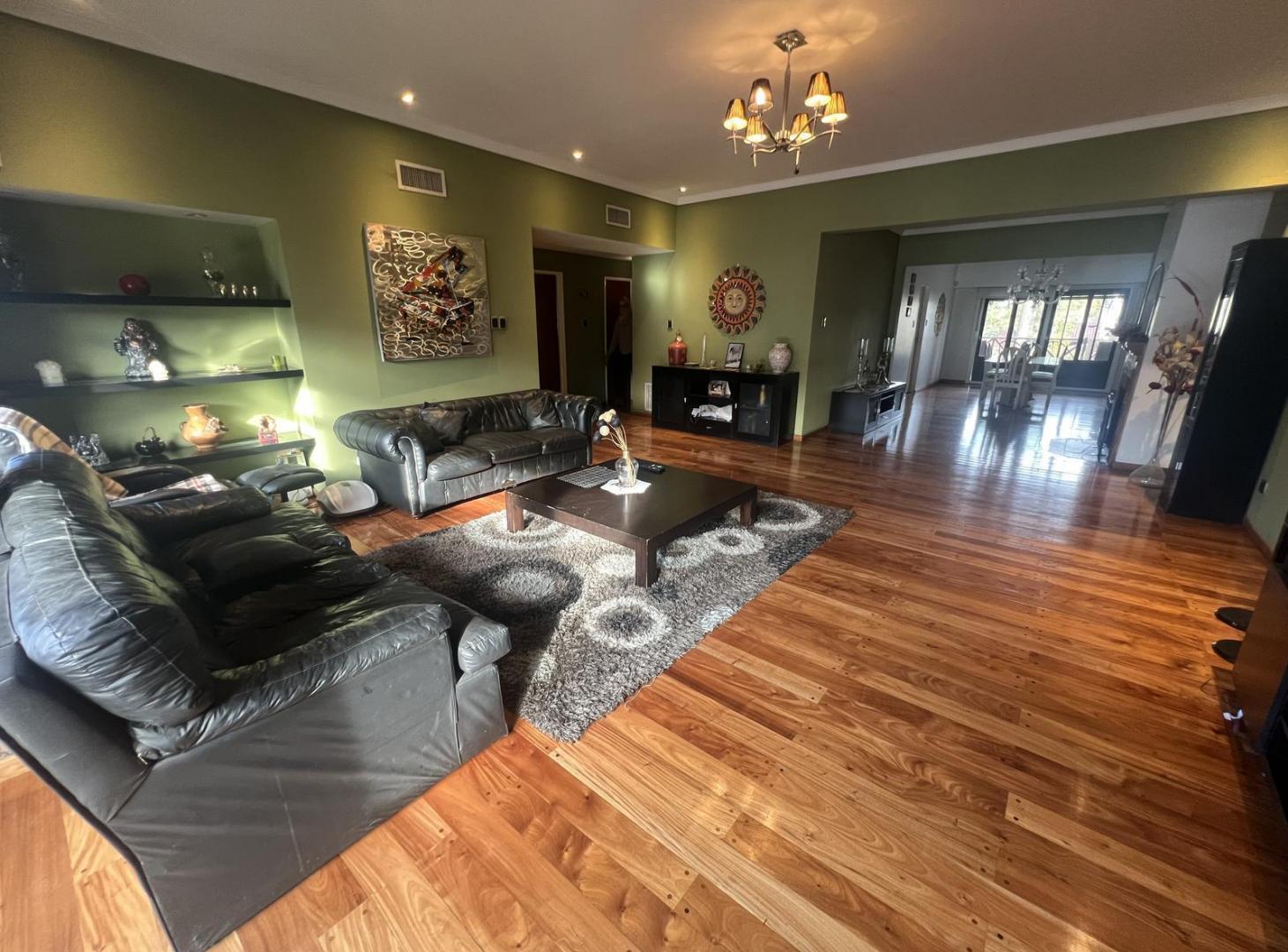 Foto de Venta casa 9 ambientes 3 plantas con quincho y pileta en Villa, imagen 2
