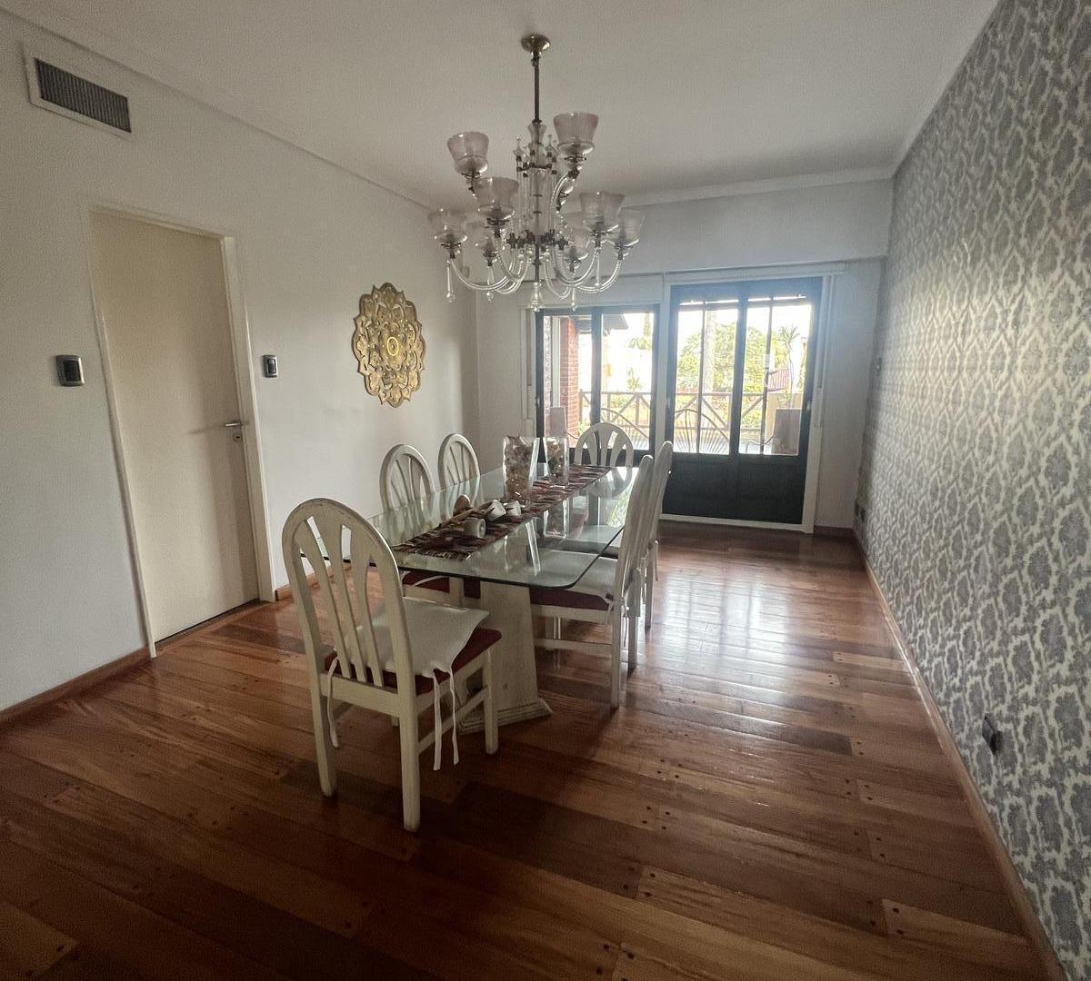 Foto de Venta casa 9 ambientes 3 plantas con quincho y pileta en Villa, imagen 1