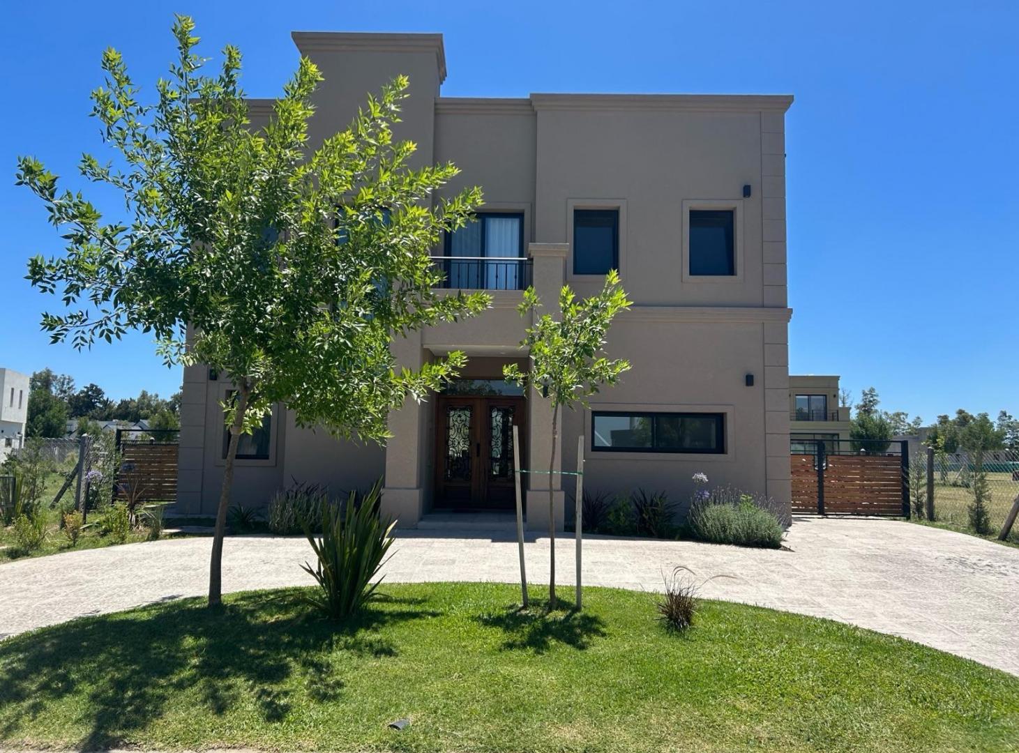 Foto de Venta Casa 4 ambientes + oficina - Barrio Privado Santo Tomas, imagen 1