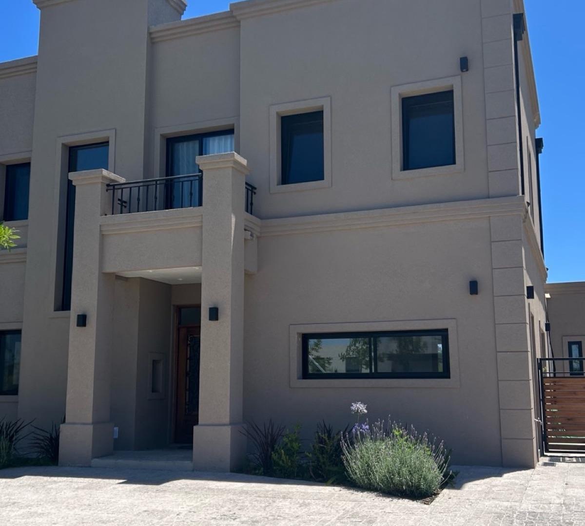 Foto de Venta Casa 4 ambientes + oficina - Barrio Privado Santo Tomas, imagen 2