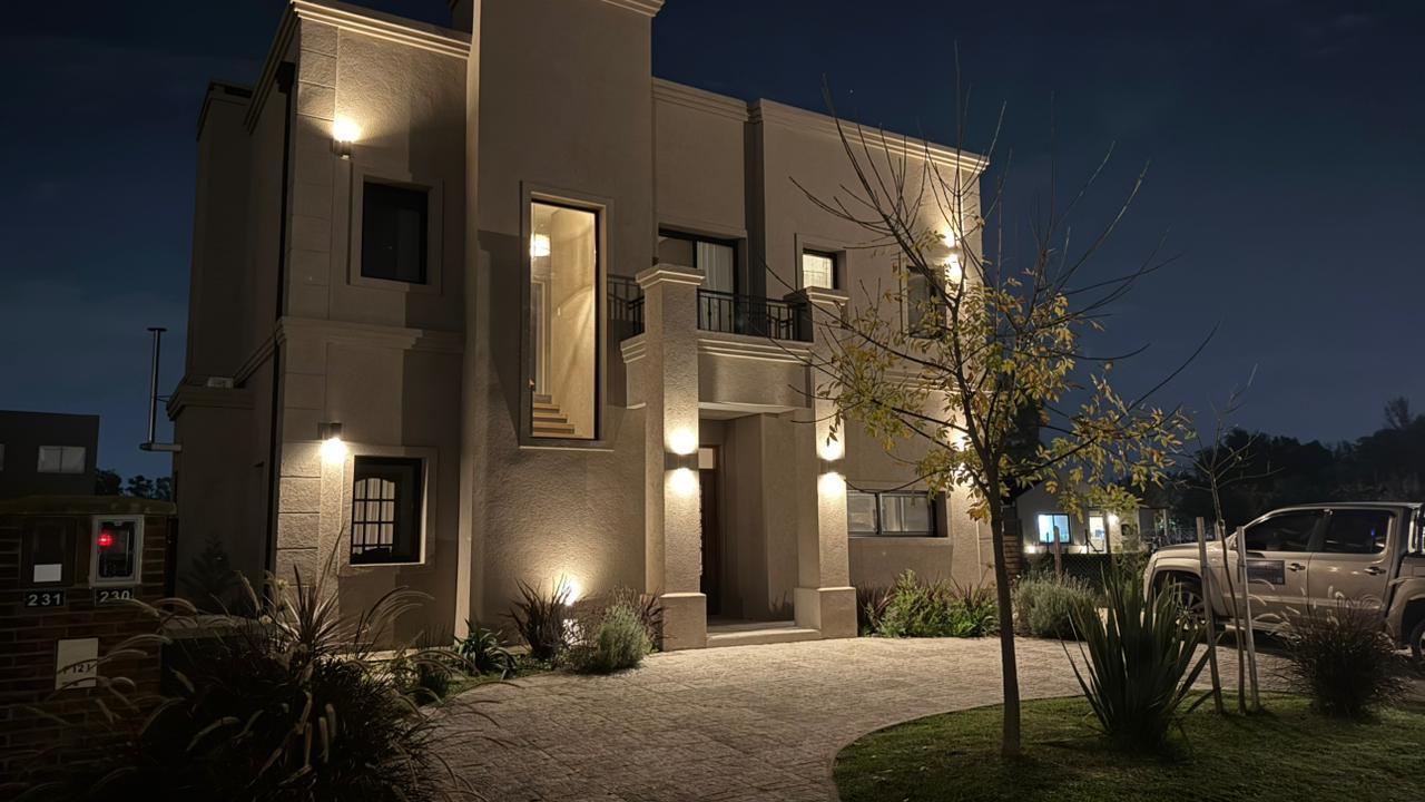 Foto de Venta Casa 4 ambientes + oficina - Barrio Privado Santo Tomas, imagen 3