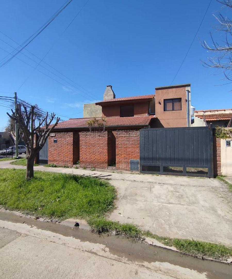 Foto de VENTA CASA 5 AMBIENTES - GRAND BOURG, imagen 1