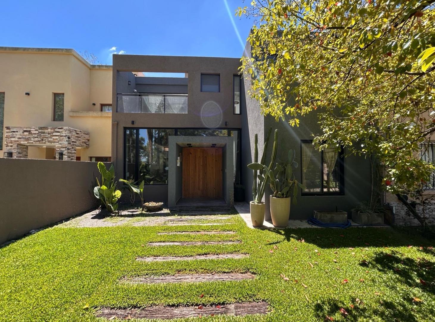 Foto de Venta casa 4 ambientes con pileta APTA CREDITO - Barrio Parque Pero, imagen 1