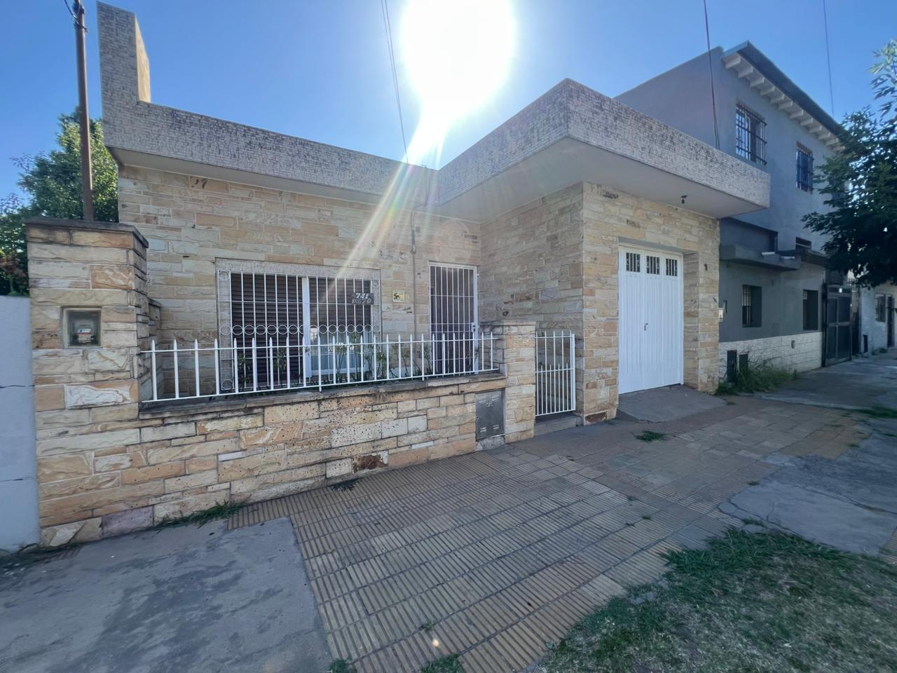 Foto de Venta casa 3 ambientes - Jardin y Cochera APTA CREDITO- José C Paz, imagen 1