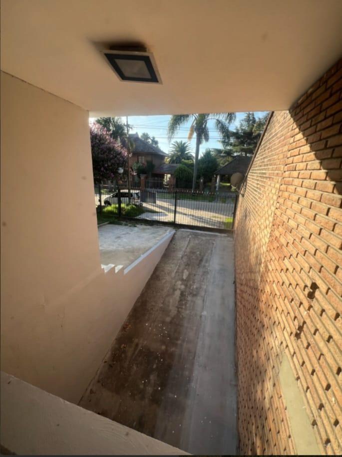Foto de Venta casa 5 ambientes cochera y pileta - Quilmes Oeste, imagen 1