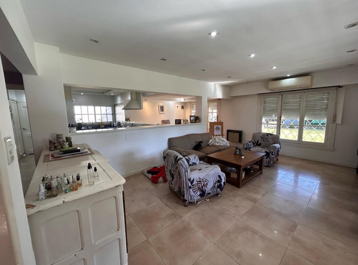 Foto de VENTA CASA 5 AMBIENTES CON PILETA ZONA COMERCIAL - FRANCISCO ALVAREZ, imagen 2
