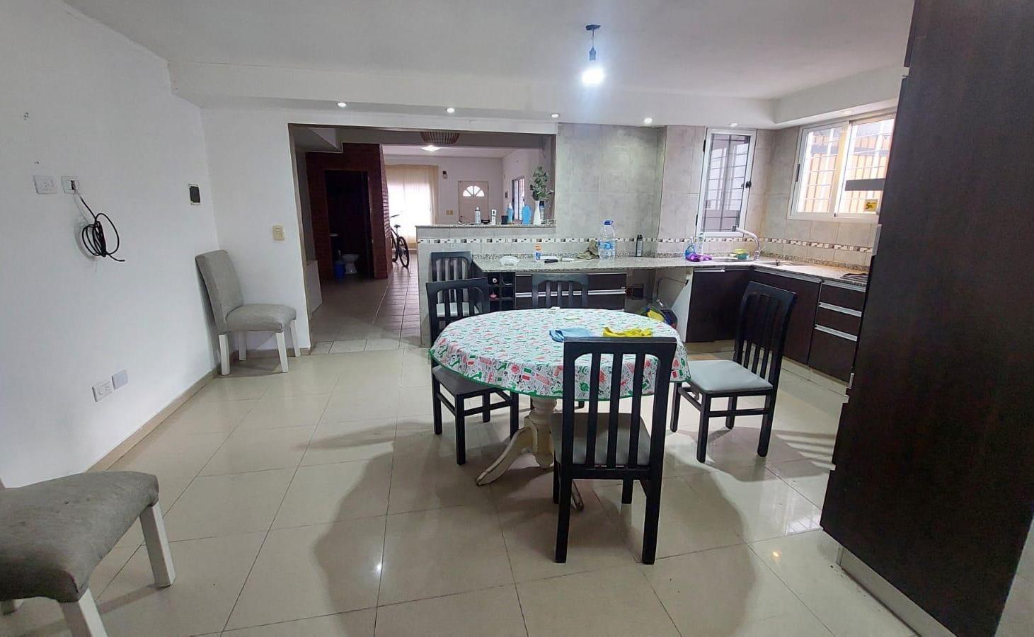 Foto de Venta casa 6 ambientes c/ pileta y quincho - Jose C Paz, imagen 1