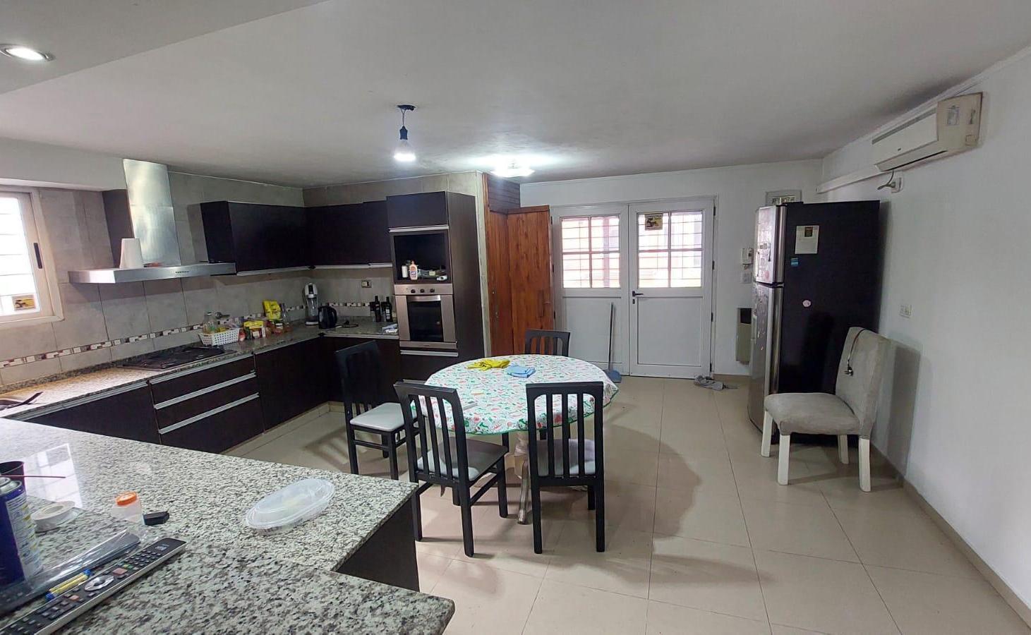 Foto de Venta casa 6 ambientes c/ pileta y quincho - Jose C Paz, imagen 2